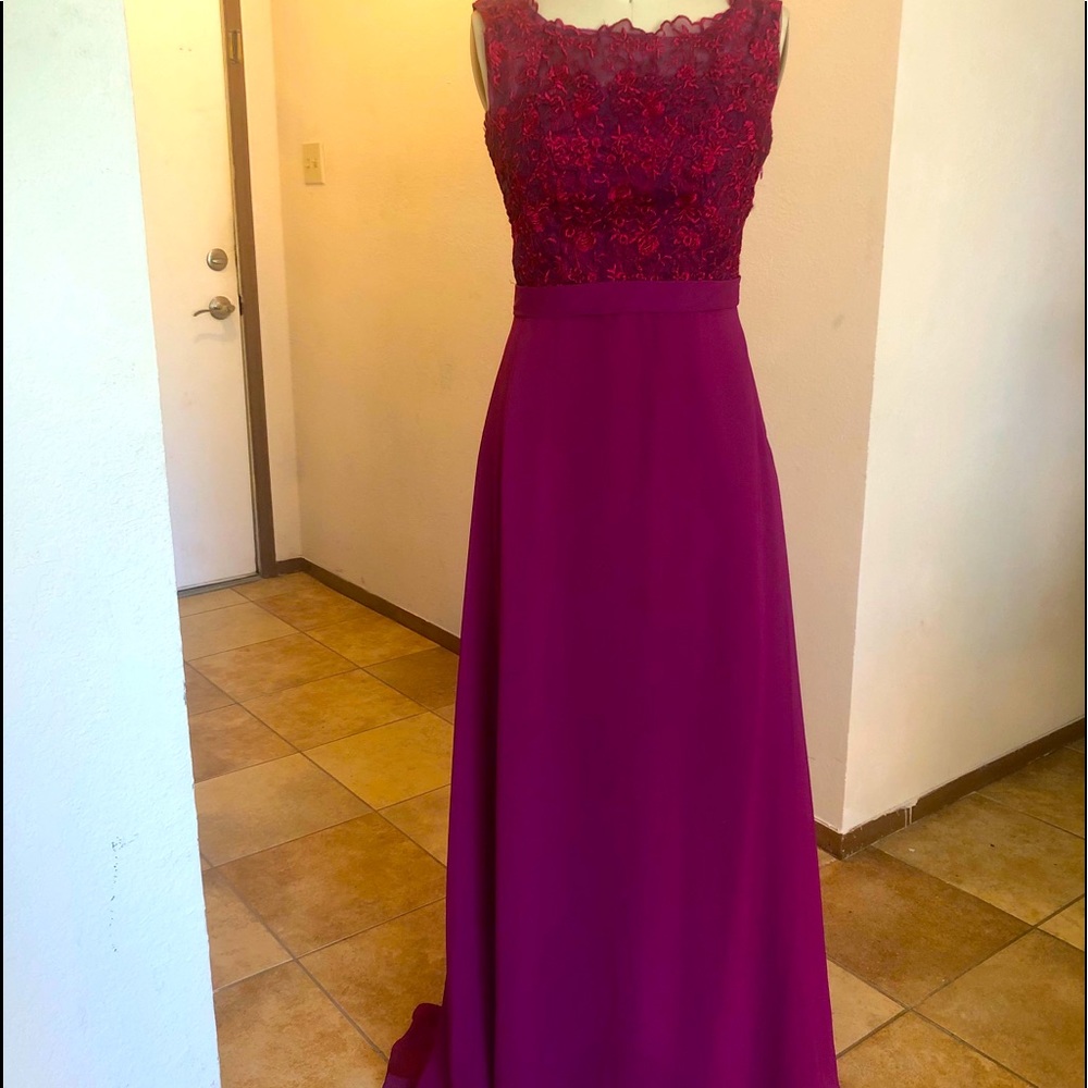 Sleevless burgundy long dress